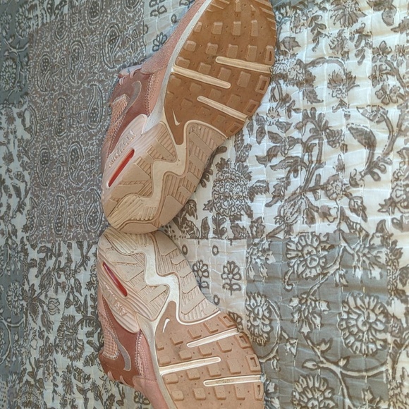 Woman's Nike Air Max Excee Rose whisper pink, Size-7. - Picture 3 of 4